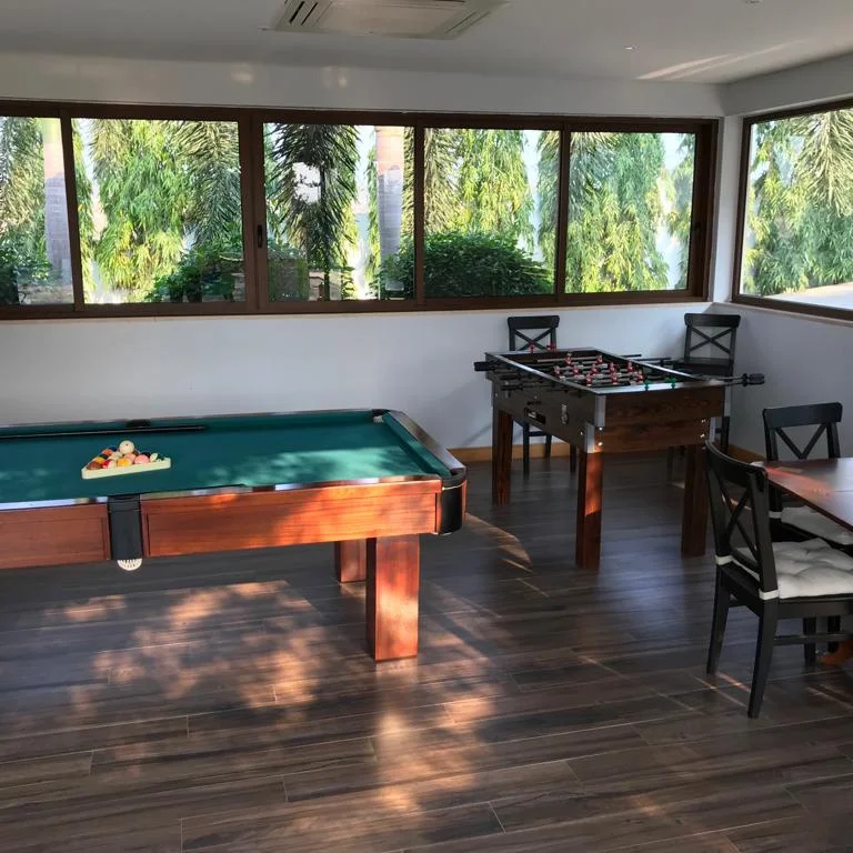 Sala de jogos com mesa de bilhar e matraquilhos