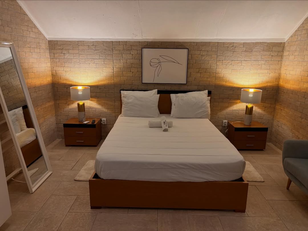 Salle de bain com espelho LED e lavatório design
